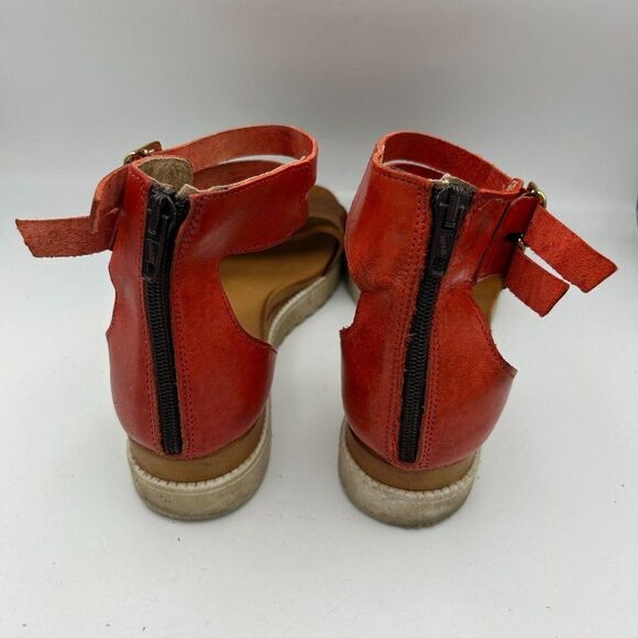 Sundance 38 Lug Sole Back Zip Leather Sandals - Slight Flaw - Picture 10 of 12